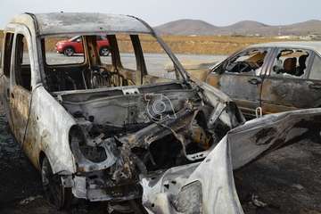 Cinco vehículos calcinados un incendio intencionado en un solar de El Ejido-Telde/TA.